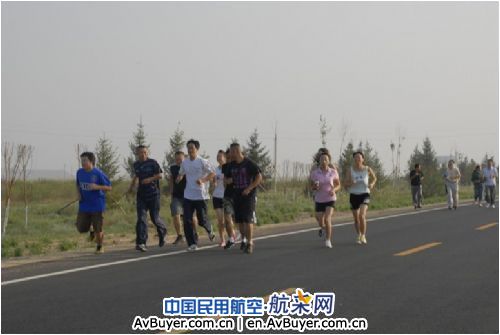 锡林浩特机场公司举办“全民健身日”越野赛