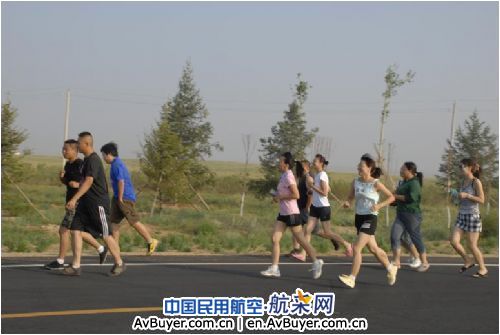 锡林浩特机场公司举办“全民健身日”越野赛