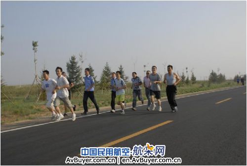 锡林浩特机场公司举办“全民健身日”越野赛