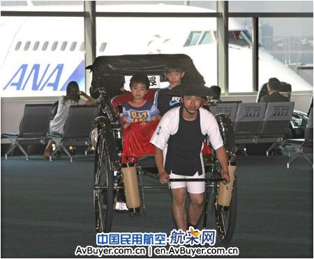 东京羽田机场　全日空怀旧人力车免费送迎旅客