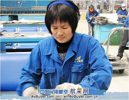 记陕飞集团钣金公司首席员工下料工董平