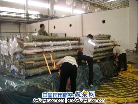 奋战10小时  抢运南航首航利比亚包机货物