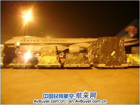 奋战10小时  抢运南航首航利比亚包机货物