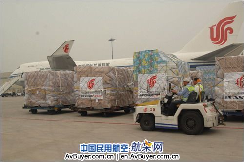 国航包机运送40多吨紧急救援物资前往台灾区