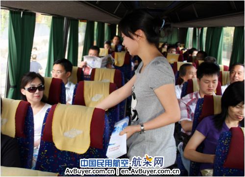 西北空管局发放航空气象科普知识宣传册