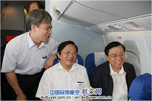 张德江乘幸福航班体验西飞新舟60支线飞机