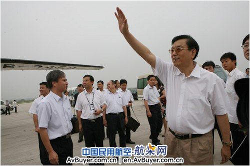 张德江乘幸福航班体验西飞新舟60支线飞机