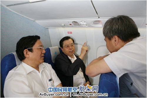 张德江乘幸福航班体验西飞新舟60支线飞机