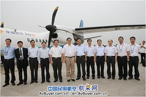 张德江乘幸福航班体验西飞新舟60支线飞机