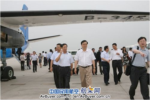 张德江乘幸福航班体验西飞新舟60支线飞机