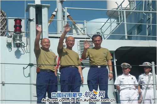 中航工业领导迎接亚丁湾随舰直九维护人员凯旋