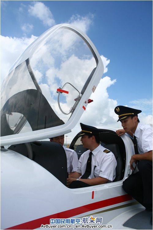 深航鲲鹏国际飞行学校首批八名飞行学员获商照