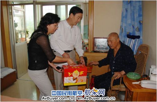 东航甘肃分公司慰问十名离休老同志