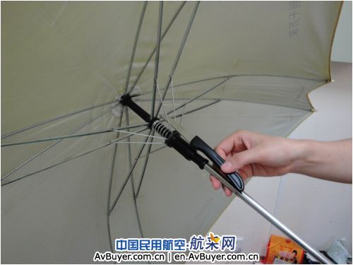 藏匿刀具欲登机  机场安检显身手