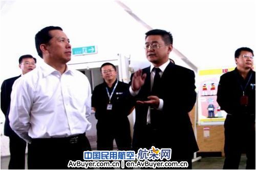 东航集团总经理刘绍勇亲切看望一线维修人员