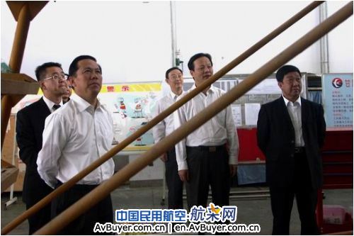 东航集团总经理刘绍勇亲切看望一线维修人员