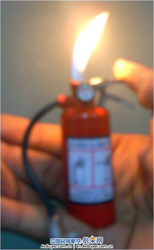 丽江机场查获仿真金属灭火器型打火机