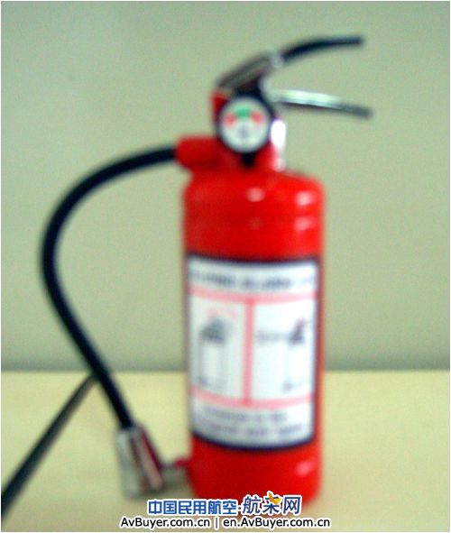 丽江机场查获仿真金属灭火器型打火机