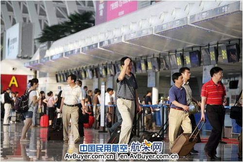 武汉机场月客流量首次突破百万 同比增34.5%