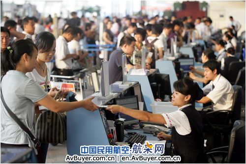 武汉机场月客流量首次突破百万 同比增34.5%