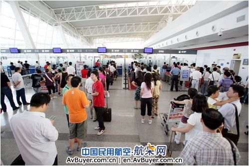 武汉机场月客流量首次突破百万 同比增34.5%