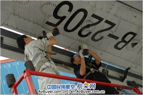 东航西安维修基地认真开展B-2205机8C检工作