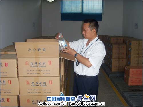 国航成都基地对危险化工品进行新一轮安全大检查