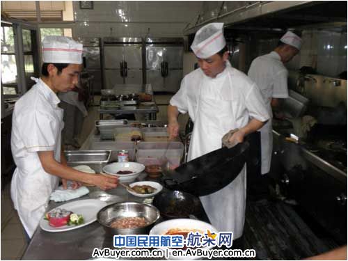 国航成都基地开展厨师厨艺比赛 提高服务技能