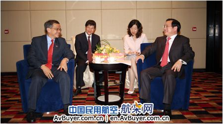 中国商飞总经理金壮龙会晤老挝交通运输部部长