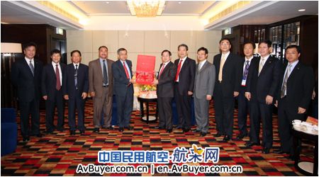 中国商飞总经理金壮龙会晤老挝交通运输部部长