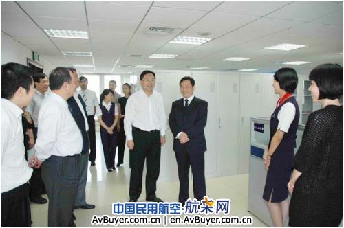 东航集团李军书记国庆节前慰问北京分公司员工