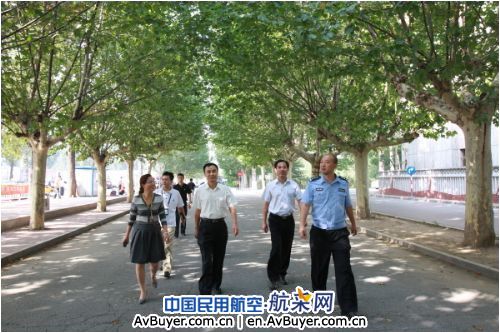 民航华北局黄登科局长到南苑机场看望一线干警