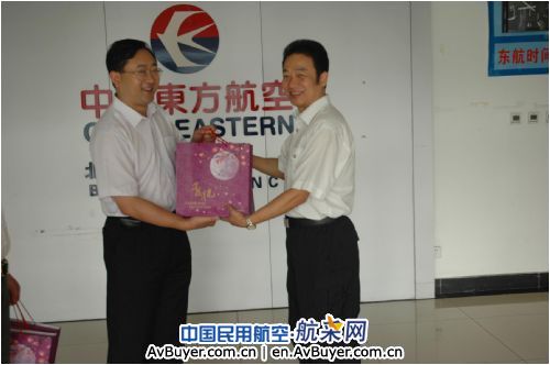 东航北京分公司领导情暖员工发月饼鼓斗志