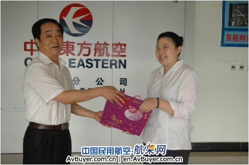 东航北京分公司领导情暖员工发月饼鼓斗志
