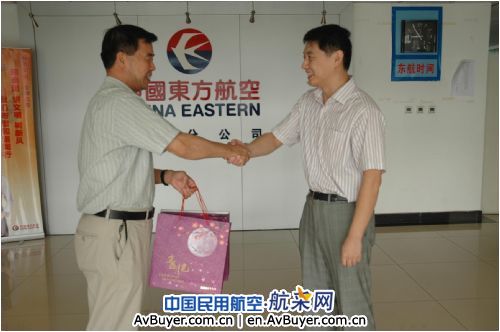 东航北京分公司领导情暖员工发月饼鼓斗志