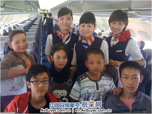 甘肃特有的五个少数民族儿童同乘东航飞机