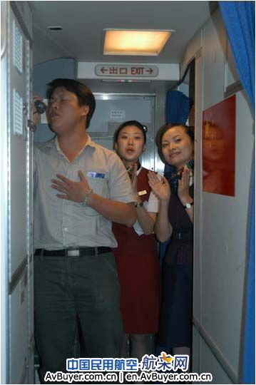 国航重庆银鹰乘务组万米高空喜庆祖国60华诞