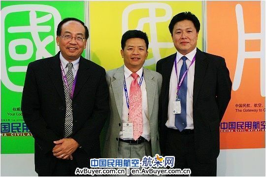 展商及专业观众参观两刊一网北京航展直播展台