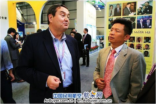 展商及专业观众参观两刊一网北京航展直播展台