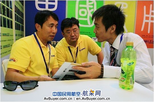 展商及专业观众参观两刊一网北京航展直播展台