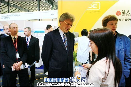 俄驻华大使拉佐夫莅临两刊一网直播展台参观