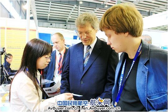 俄驻华大使拉佐夫莅临两刊一网直播展台参观