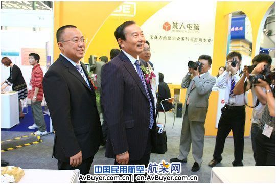 民航局副局长夏兴华莅临两刊一网展台参观指导