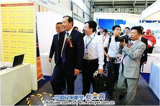 民航局副局长夏兴华莅临两刊一网展台参观指导