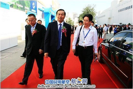 民航局副局长夏兴华莅临两刊一网展台参观指导