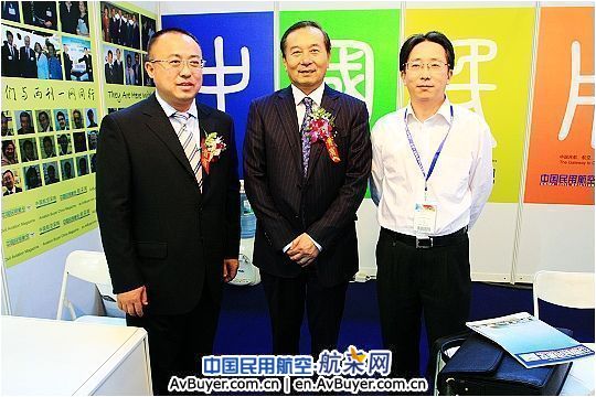 民航局副局长夏兴华莅临两刊一网展台参观指导