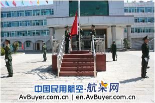 大理机场组织全体员工举行升国旗仪式