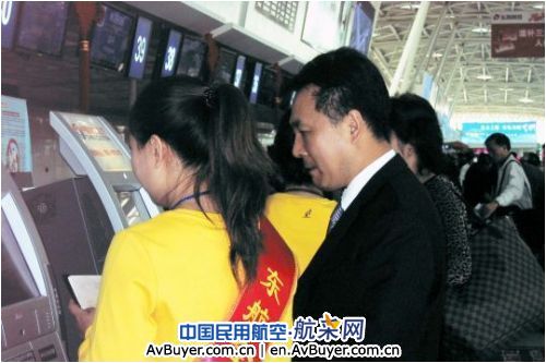东航山东分志愿者倡导电子值机服务全运会