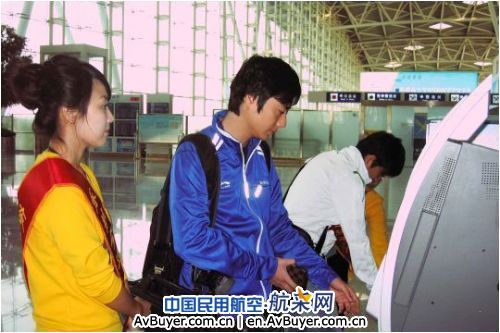 东航山东分志愿者倡导电子值机服务全运会