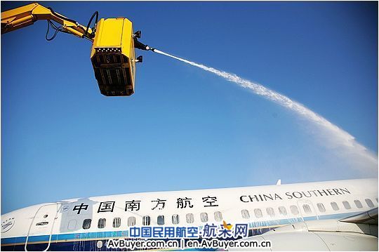 南航新疆分公司给飞机“除防冰”打预防针